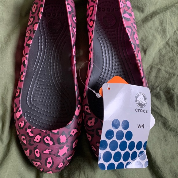 SOLD Sweet Leopard Crocs! W4 or GIRLS4 new with tags - Picture 2 of 5